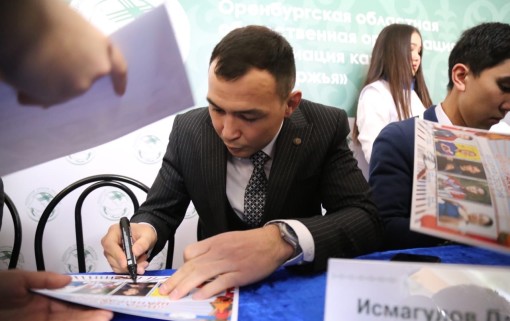 Дамир Исмагулов в числе почетных гостей раздает автографы на большом празднике казахской культуры в Оренбурге