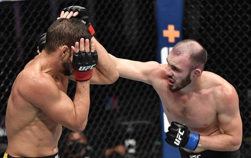 Бразильский боец Леонардо Сантос на турнире UFC 251 победил Романа Богатова единогласным решением судей